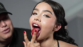 Sexo com namorada linda de peites e bucetinha greluda - Angie Lorena gets naughty in an interview and shows off her big ass - FILMS