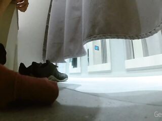 DRESSING ROOM PART1. La signora non riesce a smettere di guardarmi.