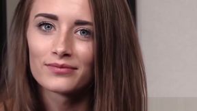 Putinha algemada na cama transando com seu namorado - Skinny amateur Lynn surprised with hardcore BBC creampie