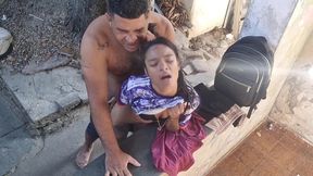 camera externa flagra sexo em familia, padrasto fode cu da sua pequena enteada no quintal de casa.