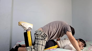 Estudiante universitaria estuvo con la regla pero no le import&oacute_ a su hermanastro y se la follo durisimo